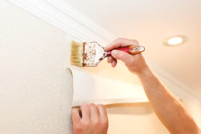 Pose de papier peint à Plourin — revêtements muraux et toiles de verre